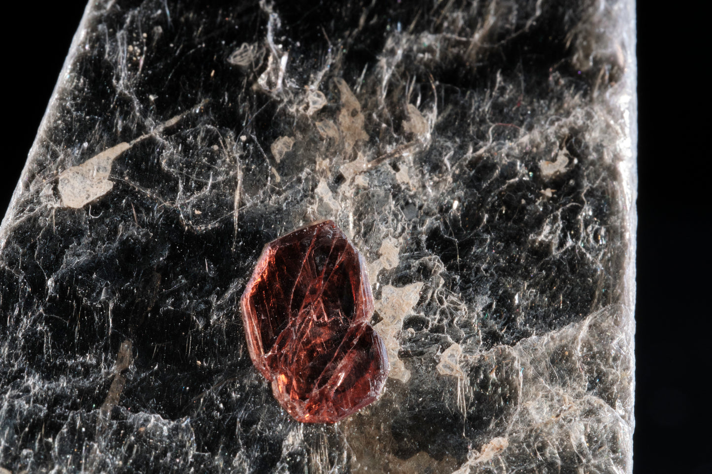 Spessartine in Muscovite