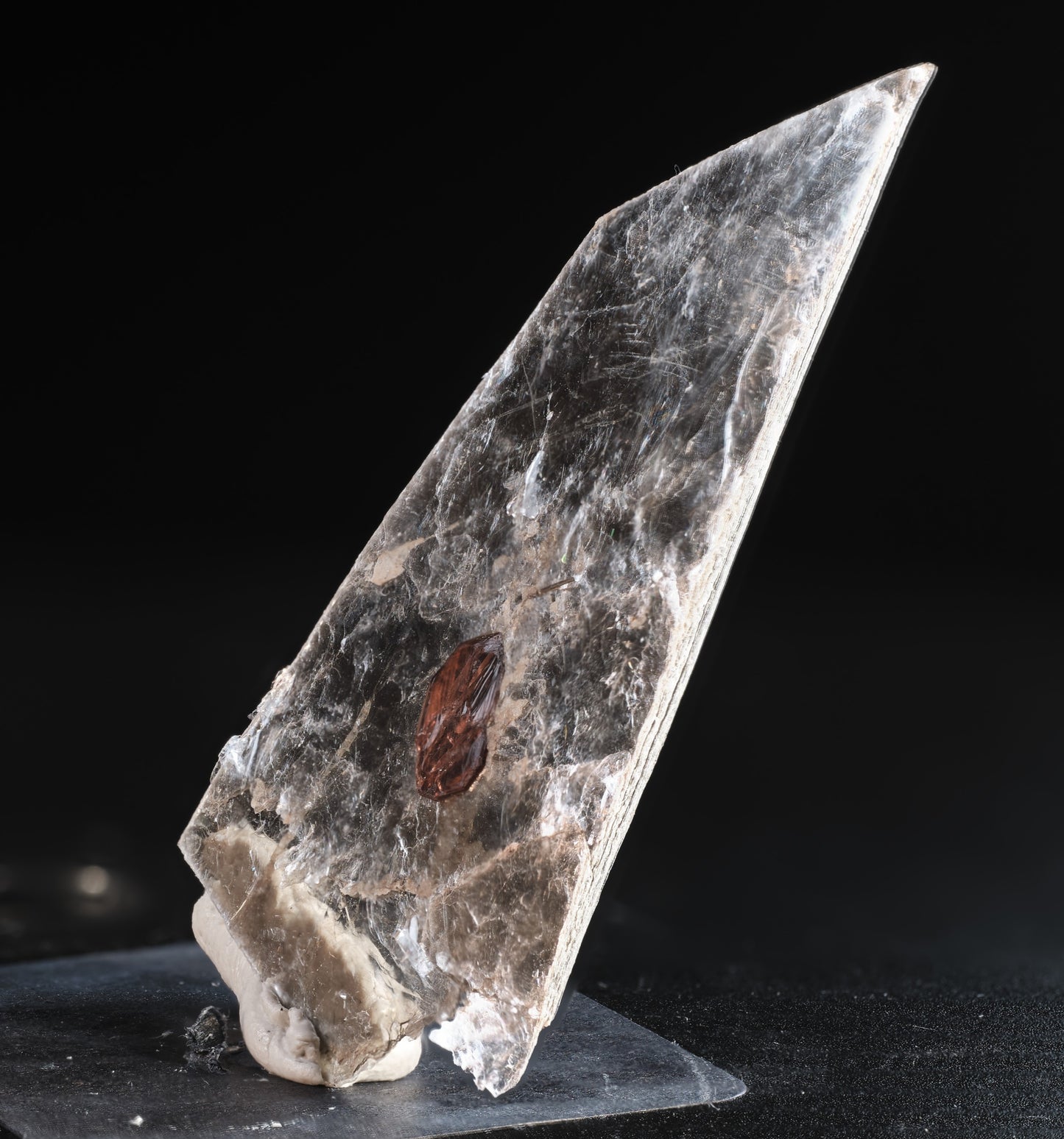 Spessartine in Muscovite