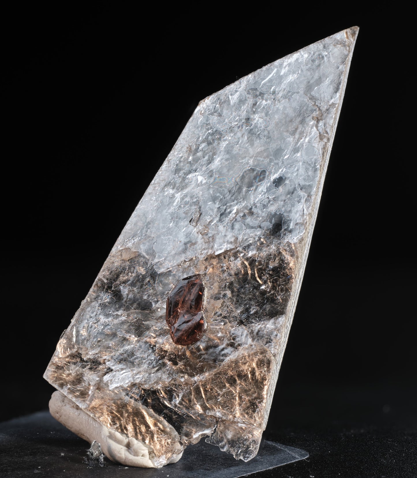 Spessartine in Muscovite